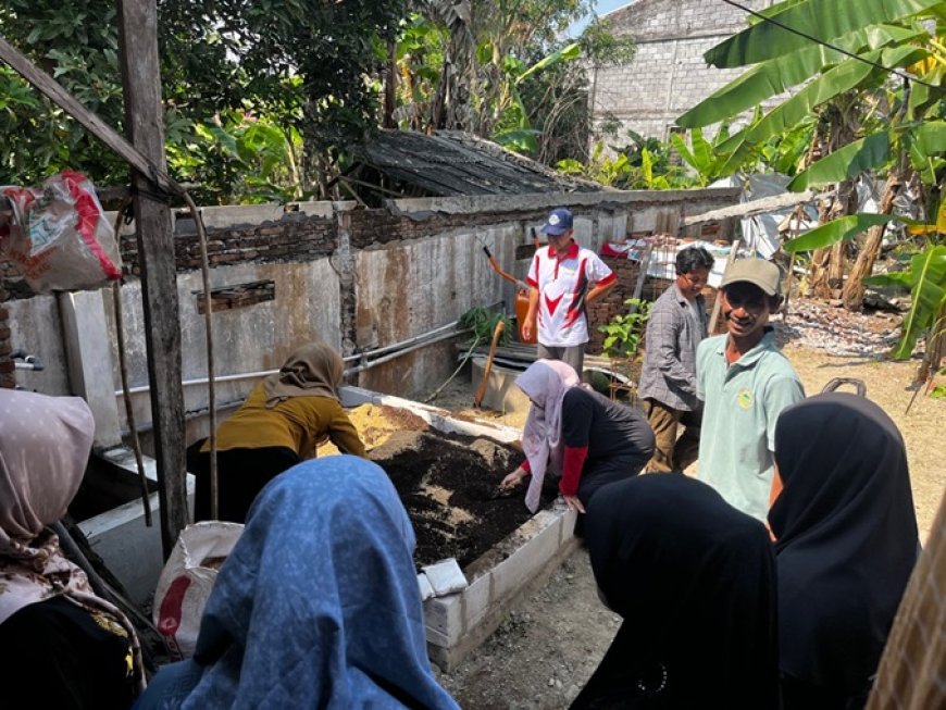 UNNES Dukung Urban Farming di Banjardowo Lewat Pelatihan Media Tanam Bersama KWT Barokah