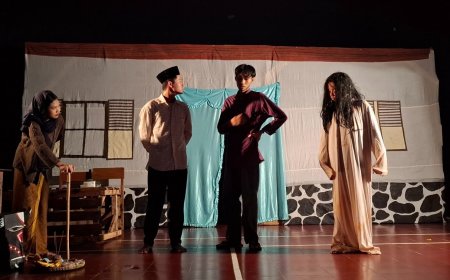Teater Bhumandala Hidupkan Tradisi Semuan di Panggung SMA Negeri 5 Semarang