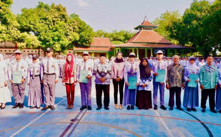 Berkomitmen Cetak Generasi Unggul dan Berintegritas, SMA Kesatrian 1 Semarang Gelar Upacara Serah Terima Beasiswa Prestasi