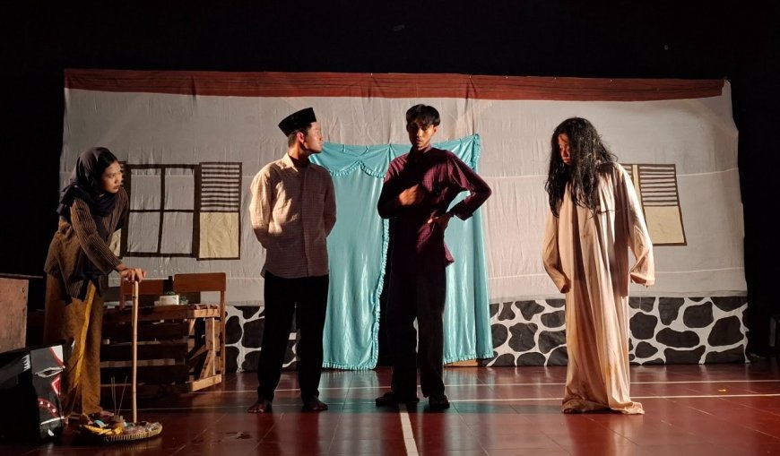 Teater Bhumandala Hidupkan Tradisi Semuan di Panggung SMA Negeri 5 Semarang