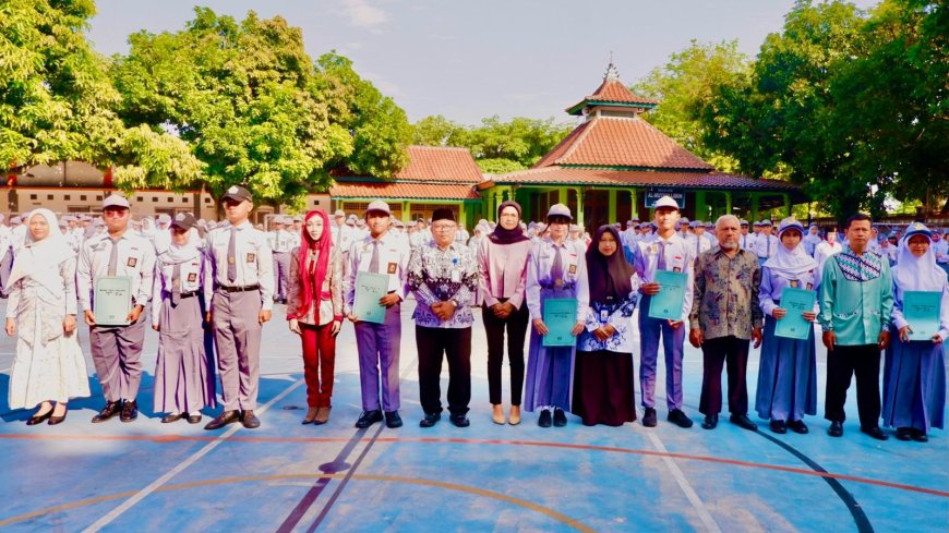 Berkomitmen Cetak Generasi Unggul dan Berintegritas, SMA Kesatrian 1 Semarang Gelar Upacara Serah Terima Beasiswa Prestasi
