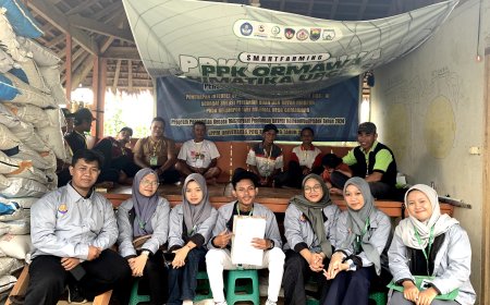 PPK Ormawa Himatika UPGRIS Damping Kelompok Tani Gumawang Pasang Alat IoT dan Sosialisasi Pemasaran Digital