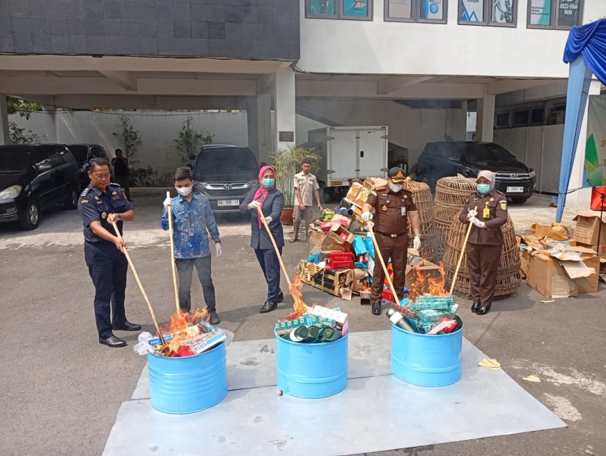 Kejari Semarang Musnahkan Barang Bukti 97 Perkara Inkrah, Ribuan Botol Miras dan Puluhan Ribu Pil Terlarang Dihancurkan