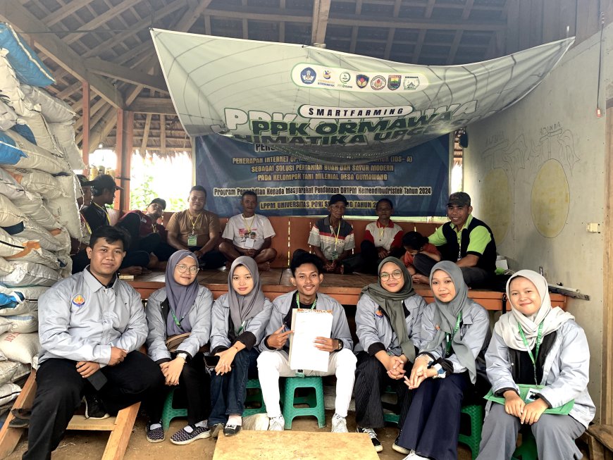 PPK Ormawa Himatika UPGRIS Damping Kelompok Tani Gumawang Pasang Alat IoT dan Sosialisasi Pemasaran Digital