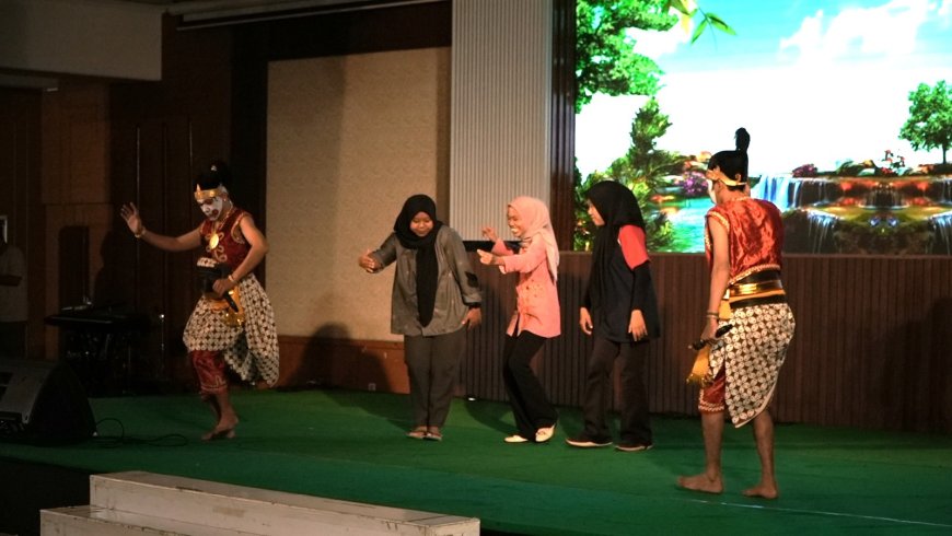 Mahasiswa UPGRIS Bikin Gebrakan: Wayang Orang Sriwedari Sukses Bikin Kampus Berguncang oleh Tawa