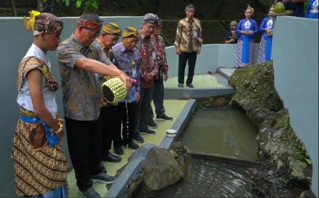 Merawat Air, Merawat Kehidupan: Unnes Gelar Ritual Tawu Sendang untuk Pelestarian Lingkungan