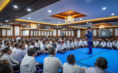 Silaturahmi dengan Pegawai Jelang Lebaran, Seskab Titip Salam untuk Keluarga