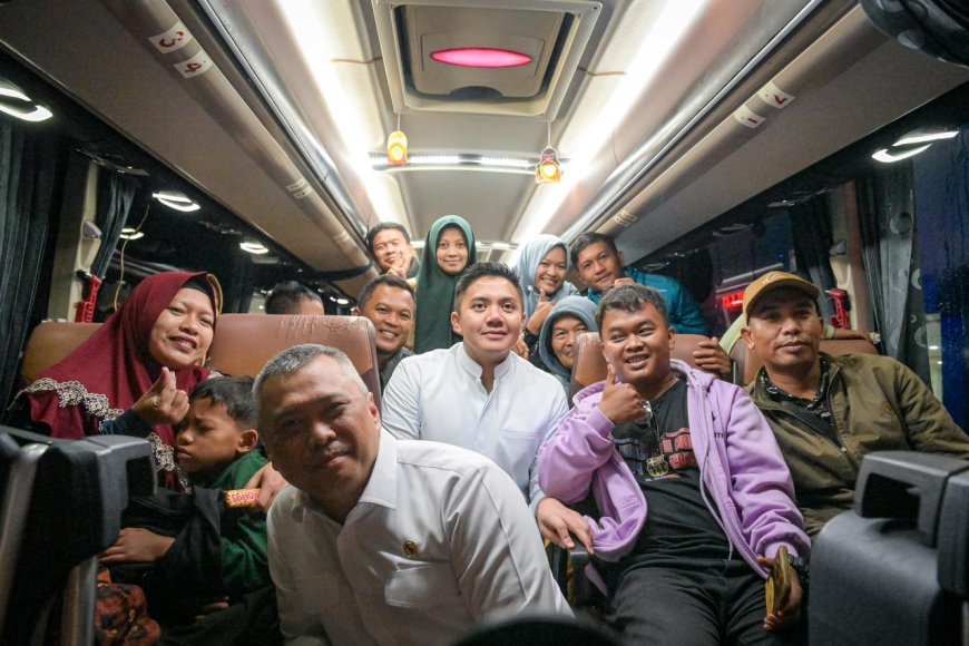 Pastikan Kelancaran Mudik, Seskab Teddy dan Menhub Dudy Pantau Arus Balik dan Sapa Pemudik di Terminal Pulo Gebang