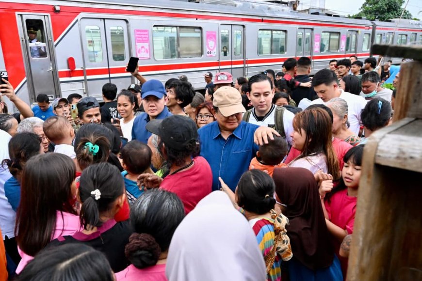 Kunjungan Mendadak Presiden Prabowo di Senen, Tangis Haru dan Harapan Warga Pecah di Bantaran Rel
