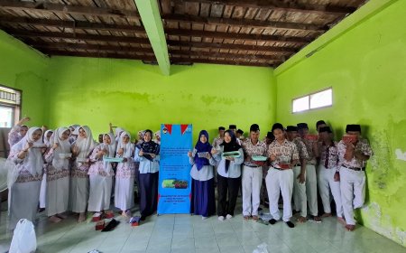 Dosen FPMIPATI UPGRIS Edukasi Siswa MA Darul Ulum Sayung melalui Pelatihan Kewirausahaan Microgreen Berbasis Potensi Lokal