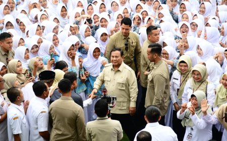 Momen Haru Presiden Prabowo dan Siswa SMAN 1 Cilacap Nyanyikan Lagu-Lagu Nasional