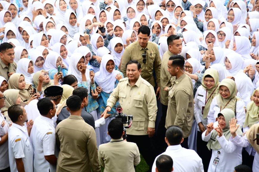 Momen Haru Presiden Prabowo dan Siswa SMAN 1 Cilacap Nyanyikan Lagu-Lagu Nasional
