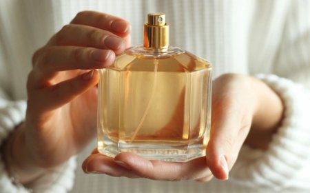 12 Rekomendasi Parfum Wanita Tahan Lama, Cocok untuk Daily!