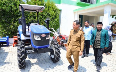 Dorong Petani Perkuat Swasembada Pangan, Bupati Kudus Serahkan Bantuan Alsintan