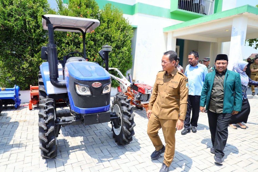 Dorong Petani Perkuat Swasembada Pangan, Bupati Kudus Serahkan Bantuan Alsintan