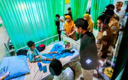 Gibran dan Ahmad Luthfi Tinjau Pasien Dugaan Keracunan MBG di Batang