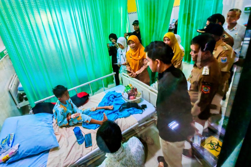 Gibran dan Ahmad Luthfi Tinjau Pasien Dugaan Keracunan MBG di Batang